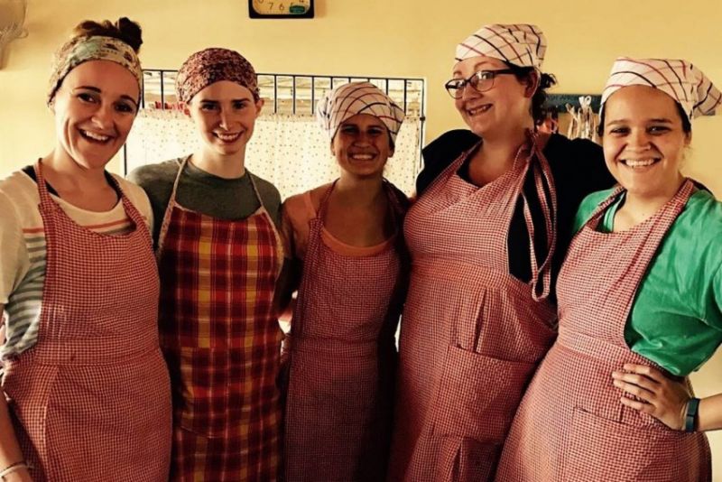 Alumni helping students broaden horizons in Sri Lanka image